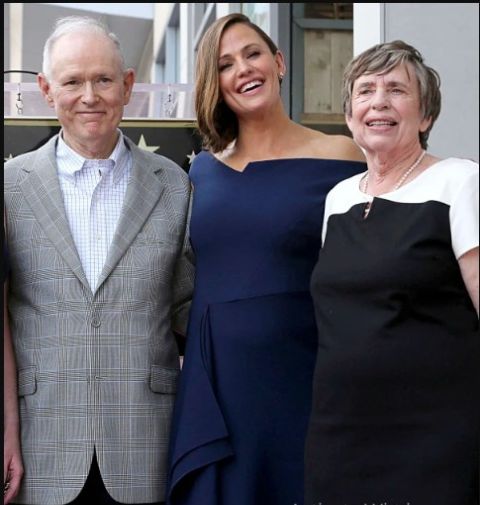 Jennifer Garner alongside her parents